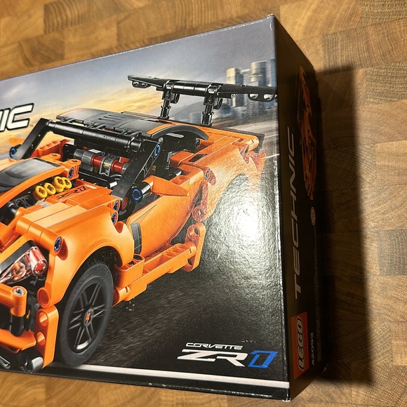 Lego 42093 Technic Chevrolett Corvette ZR1 Building Set 2in1 579pcs Age9+ New - Picture 6 of 6